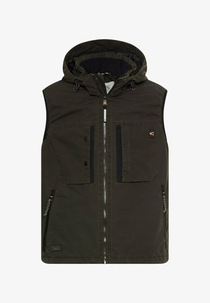 Dunkelgrüne ärmellose Weste mit Kapuze, Frontreißverschluss, zwei großen Fronttaschen und einer Seitentasche. Mit kontrastierenden schwarzen Akzenten.