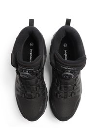 Svarta idrottsskor med en texturerad ovandel, gummisula och ett snörsystem med vridknapp. Har en dragtab och logotyp på tungan. Storlek 41.