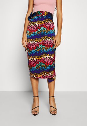 Jupe multicolore longueur genou, présentant un imprimé animal audacieux avec des nuances de bleu, rouge, rose et orange ; taille cintrée avec un détail de lien sur le côté.