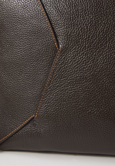 Borsa in pelle marrone con superficie texture, caratterizzata da un accento arancione delle cuciture e un dettaglio a taglio geometrico.