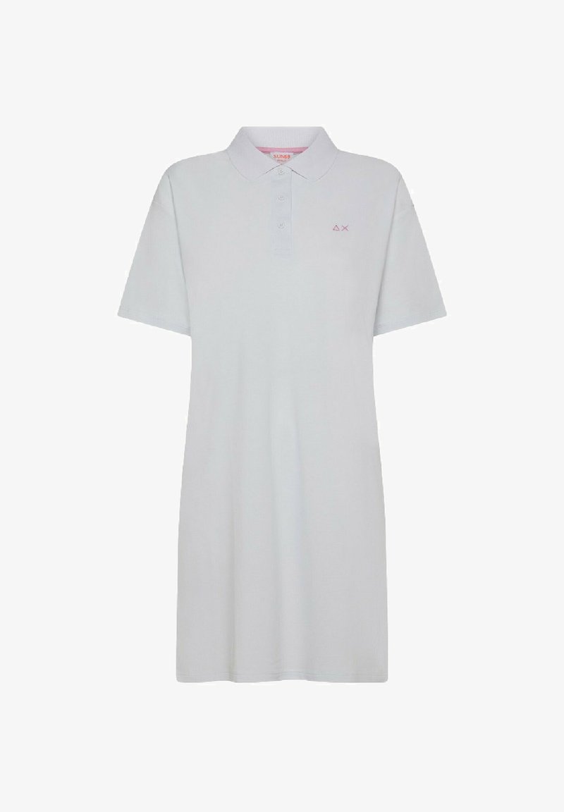 Abito polo in cotone grigio chiaro, con colletto a punta, maniche corte e un piccolo logo rosa sul lato sinistro del petto. Vestibilità rilassata.