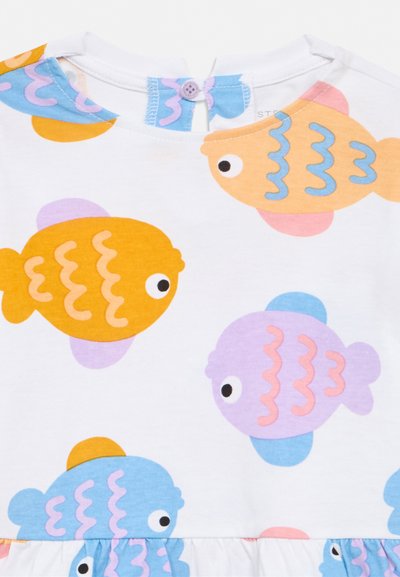 Λευκό ύφασμα με πολύχρωμα καρτούν ψάρια σε πορτοκαλί, μωβ και μπλε χρώματα, με απλά κυματιστά σχέδια και μαύρα μάτια, με γιακά με κουμπιά.