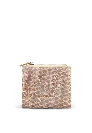 Pequeña cartera con cremallera con textura de piel de serpiente en tonos marrón y beige y letras doradas con el nombre de la marca en la parte delantera.