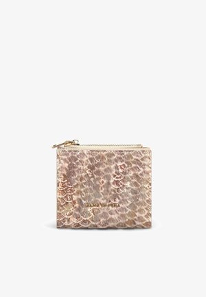 Pequeña cartera con cremallera con textura de piel de serpiente en tonos marrón y beige y letras doradas con el nombre de la marca en la parte delantera.