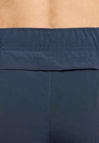Bañador azul marino con una tela suave y ligera. La cintura es elástica con un diseño plano y detalles de costura sutiles.