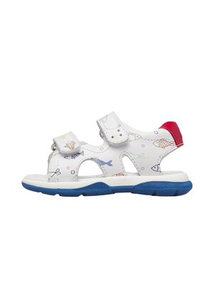 Sandalo bianco per bambini con motivi a pesce, suola blu, linguetta rossa sul tallone e due cinturini regolabili in velcro.