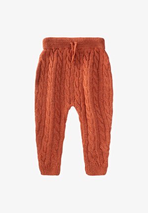 Orange gestrickte Kinderhose mit einem Zopfmuster, elastischem Bund und Kordelzug. Weicher Stoff, gerade geschnitten.