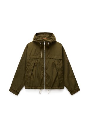 Olivově zelená lehká bunda s kapucí, předním zipem, stahovacími šňůrkami na kapuci a lemu a dlouhými rukávy s nastavitelnými manžetami.