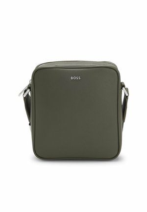 Bolso bandolera cuadrado verde con correa ajustable y logo plateado "BOSS" en el centro delantero.