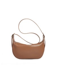 Borsa a spalla in pelle marrone con forma curvata, tracolla regolabile e chiusura con zip. Texture liscia e design minimalista.