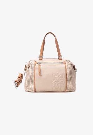 Bolso beis con lados perforados, compartimento principal con cremallera y dos asas de cuero marrón. Incluye una correa para el hombro desmontable.