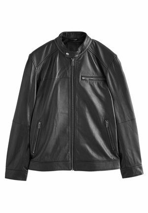Veste en cuir noir avec un col montant, fermeture éclair sur le devant et plusieurs poches zippées ; texture lisse avec une coupe ajustée.