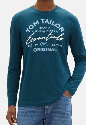 Türkisfarbener Langarm-T-Shirt mit fettem weißen Druck "TOM TAILOR" und "ESSENTIALS", runder Ausschnitt und enganliegenden Ärmeln.