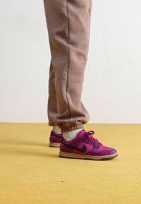 Nike Sportswear DUNK - Tenisky - viotech/black/hot fuchsia/khaki