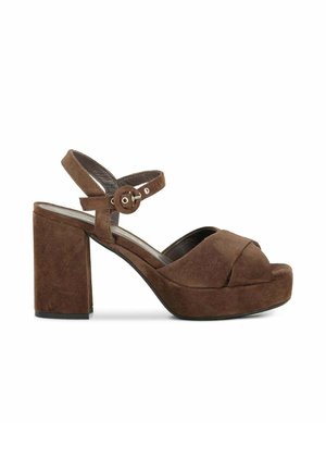 Sandalo con plateau in suede marrone, tacco largo spesso, punta aperta e cinturino alla caviglia con fibbia rotonda.