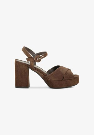 Sandalo con plateau in suede marrone, tacco largo spesso, punta aperta e cinturino alla caviglia con fibbia rotonda.