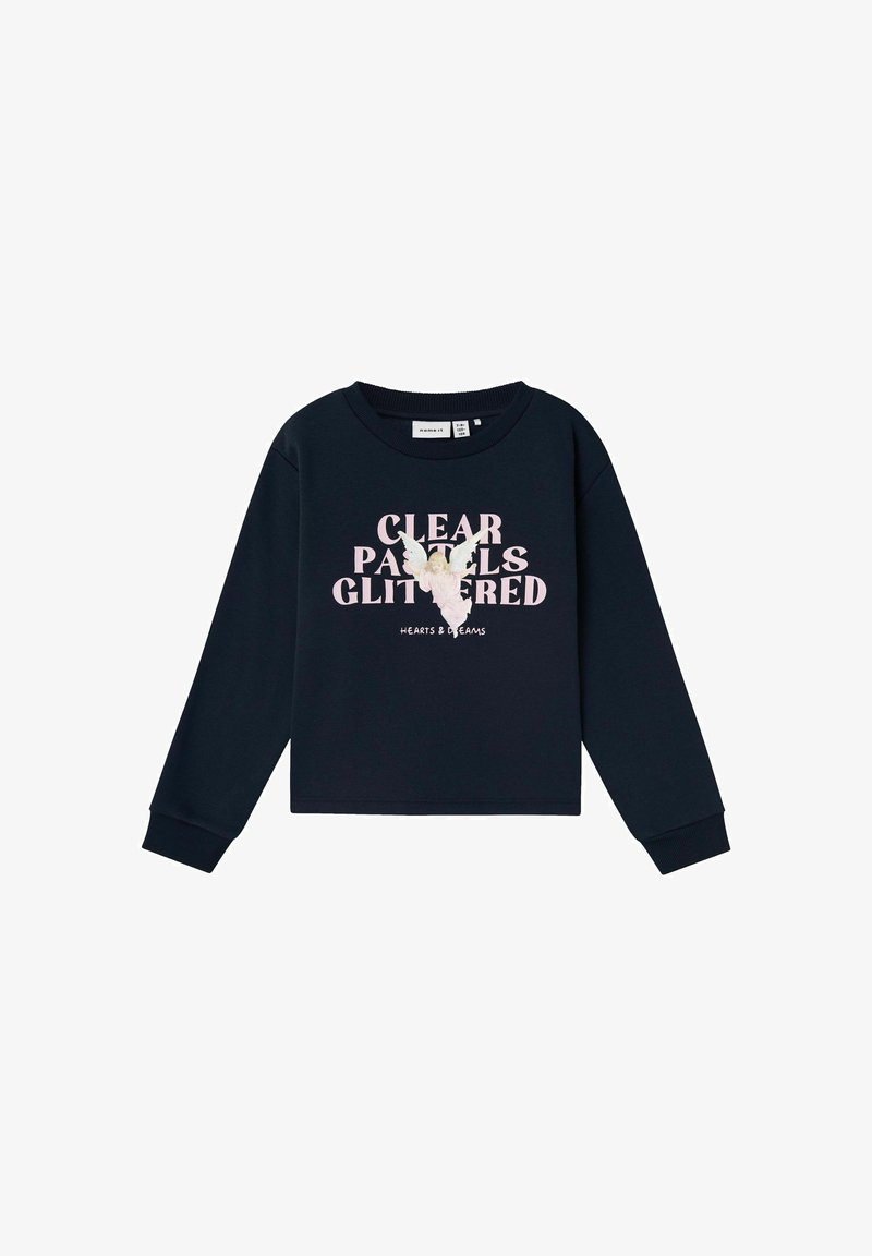 Tengerészkék pulóver, raglán ujjal, kerek nyakkivágással, és egy nyomtatott dizájnnal, amelyen a "CLEAR PASTELS GLITTERED" felirat világos rózsaszínben található.