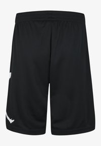 Pantalones cortos deportivos negros, hechos de un tejido ligero y transpirable, con una cintura elástica y un logo blanco en el lado izquierdo.
