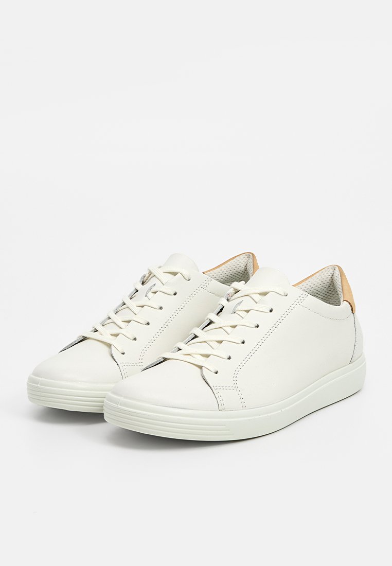 Ein Paar weiße Low-Top-Sneaker mit weißen Schnürsenkeln und hellbraunen Fersenlaschen auf einem weißen Hintergrund.