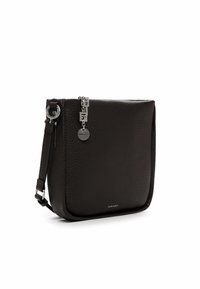 Borsa a tracolla nera in pelle con superficie testurizzata, catena e ciondolo argentati, tracolla regolabile e logo SURIFREY sul davanti.