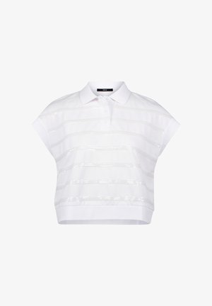 Weißes, kurzärmeliges Poloshirt mit cropped Schnitt, das horizontale strukturierte Streifen und einen klassischen Kragen aufweist. Dreiknopfverschluss am Hals.