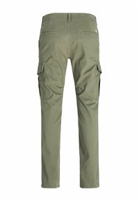 Pantalones cargo de color verde olivo con un ajuste slim, material de algodón, bolsillos laterales y un diseño de cintura clásica.