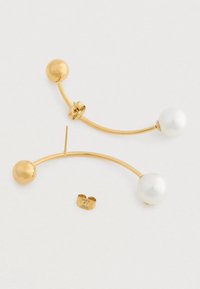 Kuldne kaare kõrvarõngaste paar, mille ühes otsas on kuldne pall ja teises valge pärl valgel taustal.