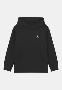 Czarna bluza z kapturem wykonana z miękkiego materiału, z kieszenią kangurzą z przodu i małym srebrnym logo na piersi.