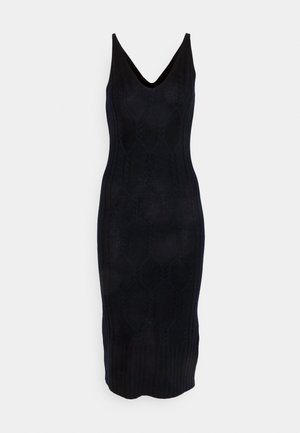 Melnā ribota trikotāžas kleita ar V veida kakla izgriezumu, pieguļošu siluetu, teksturētu rakstu un garumu līdz ceļgaliem. Gluda auduma virsma ar nelielu spīdumu.