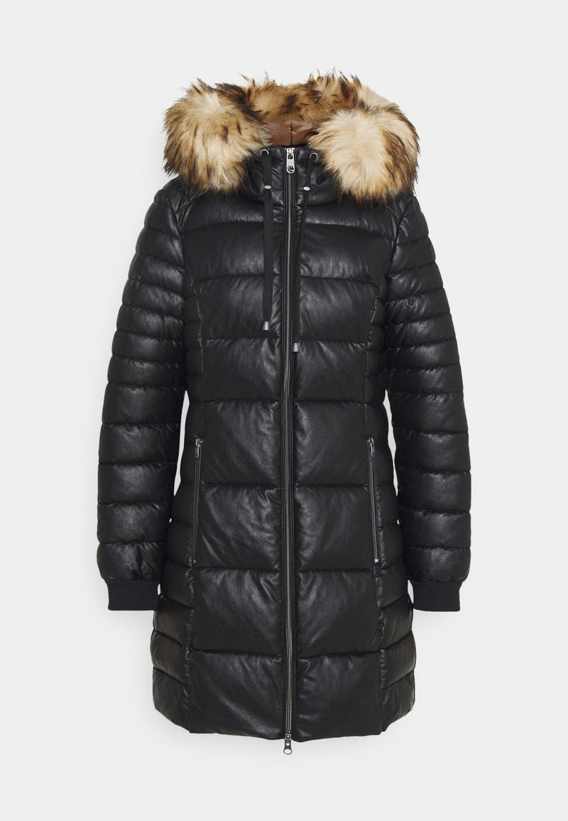 Schwarze Daunenjacke mit horizontalem Steppmuster, Kapuze mit Kunstfellfutter, vorne mit Reißverschluss und seitlichen Taschen mit Reißverschluss.