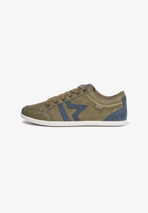 Zapatilla de cuero en verde y azul, con suela blanca, cordones marrones, patrones laterales angulares y acentos de marca en el talón.