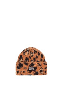 Gorro de leopardo en tonos naranja y marrón con una textura suave y peluda. Presenta un puño doblado y una etiqueta de marca negra.
