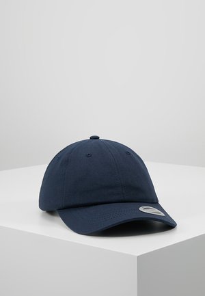 Marineblå baseball caps laget av bomull, med buet visir, seks-panel design og et merkelapp med logo på venstre frontside.