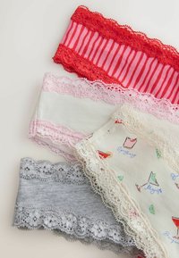 Quatre sous-vêtements féminins bordés de dentelle : rouge rayé, blanc avec dentelle rose, crème avec imprimés cocktail et gris avec dentelle florale.