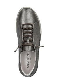 Harmaa metallinhohtoinen nahkasneaker, jossa on pyöreä kärki, ruskeat nauhat, hopeiset yksityiskohdat ja teksturoitu pinta. Brändäys näkyvissä sisäpohjassa.