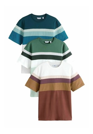Trei tricouri cu mâneci scurte și guler rotund, cu dungi orizontale în nuanțe de albastru, verde și maro, așezate unul peste altul în stivă verticală.