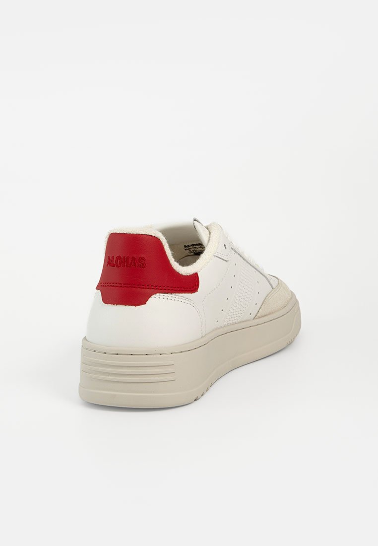 Weißer Sneaker mit rotem Fersenakzent, Obermaterial aus Leder, strukturiertem Einsatz und dicker beiger Sohle; verfügt über kleine Perforationen zur Belüftung.
