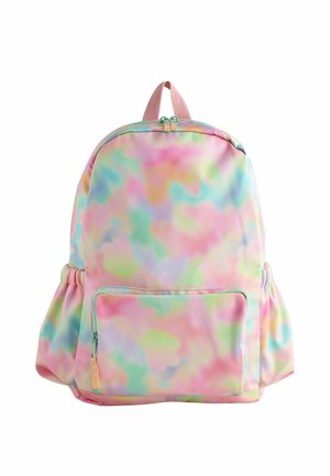 Rucsac cu model tie-dye în tonuri pastel de roz, verde, albastru și galben, prevăzut cu buzunar frontal cu fermoar și buzunare laterale cu mâner din material roz.