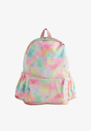 Plecak z pastelowym wzorem tie-dye w kolorach różowym, zielonym, niebieskim i żółtym, wyposażony w przednią kieszeń na zamek błyskawiczny oraz boczne kieszenie z różowym materiałowym uchwytem.