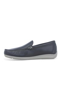 Scarpe in pelle slip-on blu navy con cuciture bianche a contrasto, punta rotonda, superficie liscia e suola in gomma grigia flessibile.