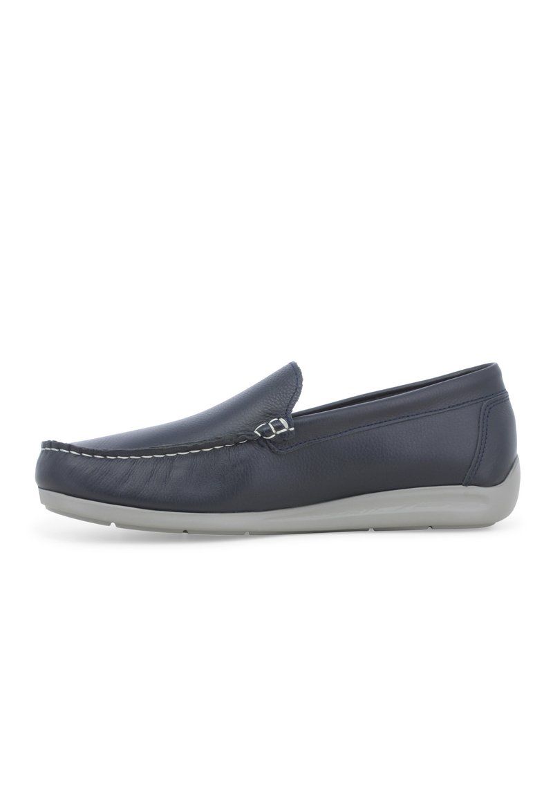 Scarpe in pelle slip-on blu navy con cuciture bianche a contrasto, punta rotonda, superficie liscia e suola in gomma grigia flessibile.