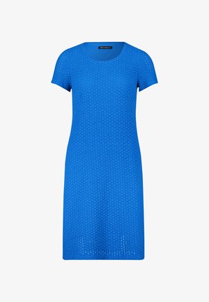 Blaues gestricktes Kleid mit kurzen Ärmeln, rundem Ausschnitt, strukturiertem Muster und leicht gebogenem Saum. Aus atmungsaktiver Stoff gefertigt.