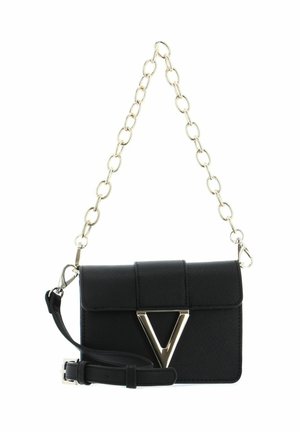 Sac à main structuré noir avec une bandoulière chaîne dorée ; il présente un grand accent en forme de V à l'avant et une bandoulière en cuir amovible.