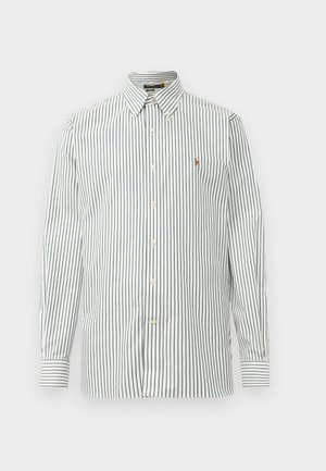 Camisa de botones a rayas en blanco con líneas verticales verdes, con cuello clásico y un pequeño logo en el pecho. Tejido de algodón.