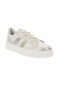 Baskets en cuir blanc avec des accents de paillettes argentées, des superpositions texturées grises, un morceau de talon rose et des lacets plats sur une semelle en caoutchouc blanche.