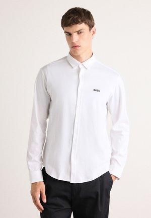 Witte lange mouwen shirt van lichtgewicht stof, met een button-down kraag en geborduurd zwart "BOSS" logo op de borst.