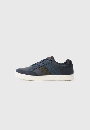 Marineblaue Low-Top-Sneaker mit weißer Sohle, Schnürfront, Wildleder- und Lederpaneelen sowie seitlichen Streifen mit "Lee"-Logo.