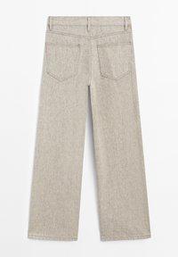 Beige weit geschnittene Jeans aus einem strukturierten Stoff, mit zwei Gesäßtaschen und dezenten Steppdetails. Gerader Schnitt von der Hüfte bis zum Saum.