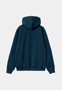 Sudadera azul marino, tejido suave, bolsillo tipo canguro, capucha con cordón, puños y dobladillo acanalados, diseño limpio sin logotipos ni acentos visibles.