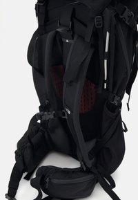 Schwarzer Wander-Rucksack mit verstellbaren Trägern, belüftetem Mesh-Polster und mehreren Taschen. Verstärktes Design mit metallischen Akzenten.